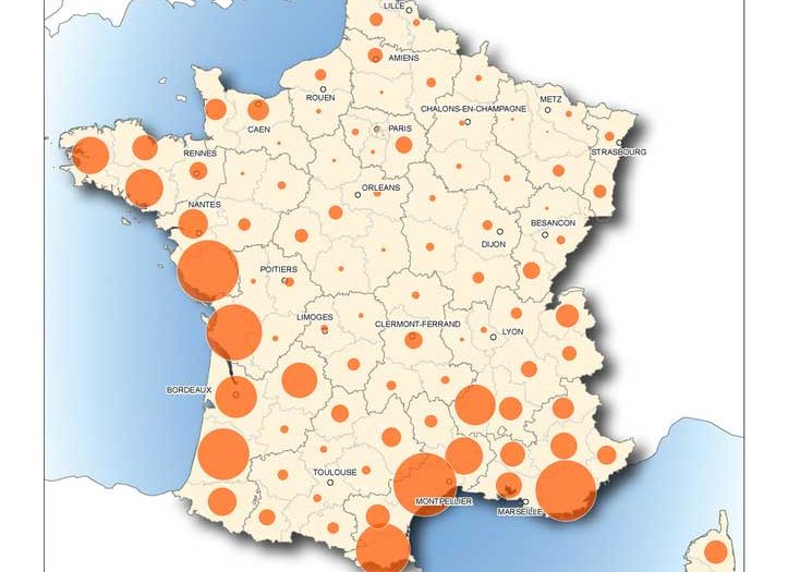 Carte de France qui montre que les flux des vacanciers se concentrent sur le littoral